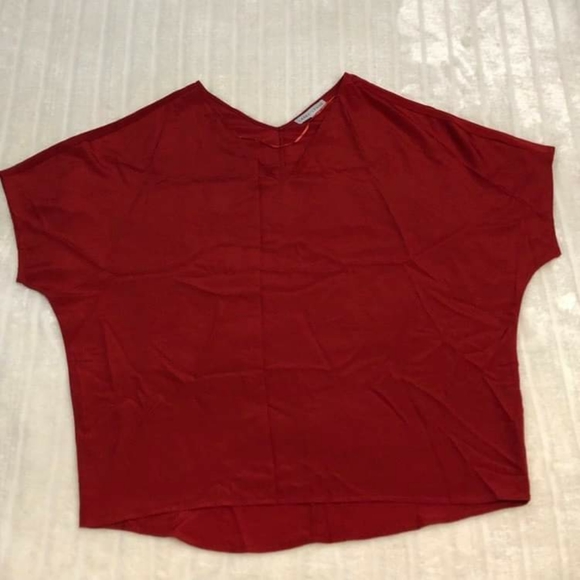 Larry Levine Short Sleeve Batwing Style Blouse - Picture 3 of 9